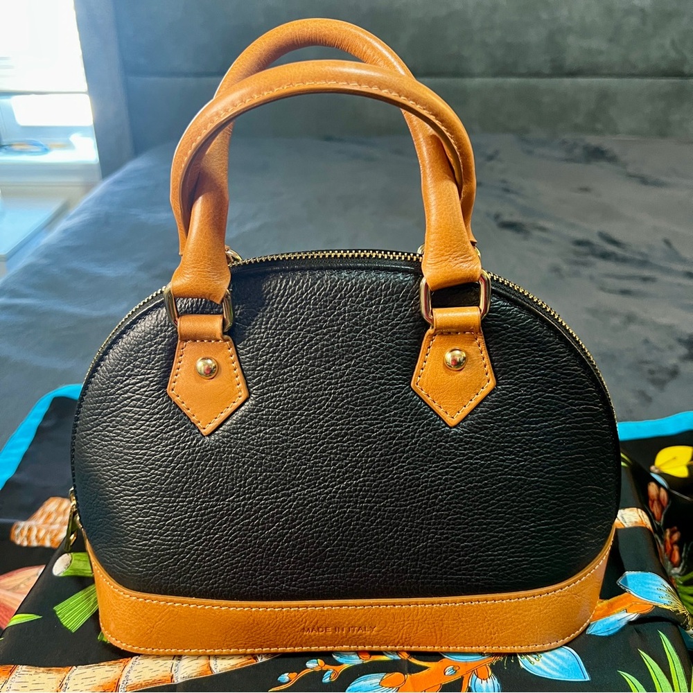 Divina Firenze Made In Italy‎ Vachetta 
Leather Chic Mini Top Handle Shell Bag